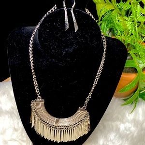 🌟New! Statement Necklace and earrings!